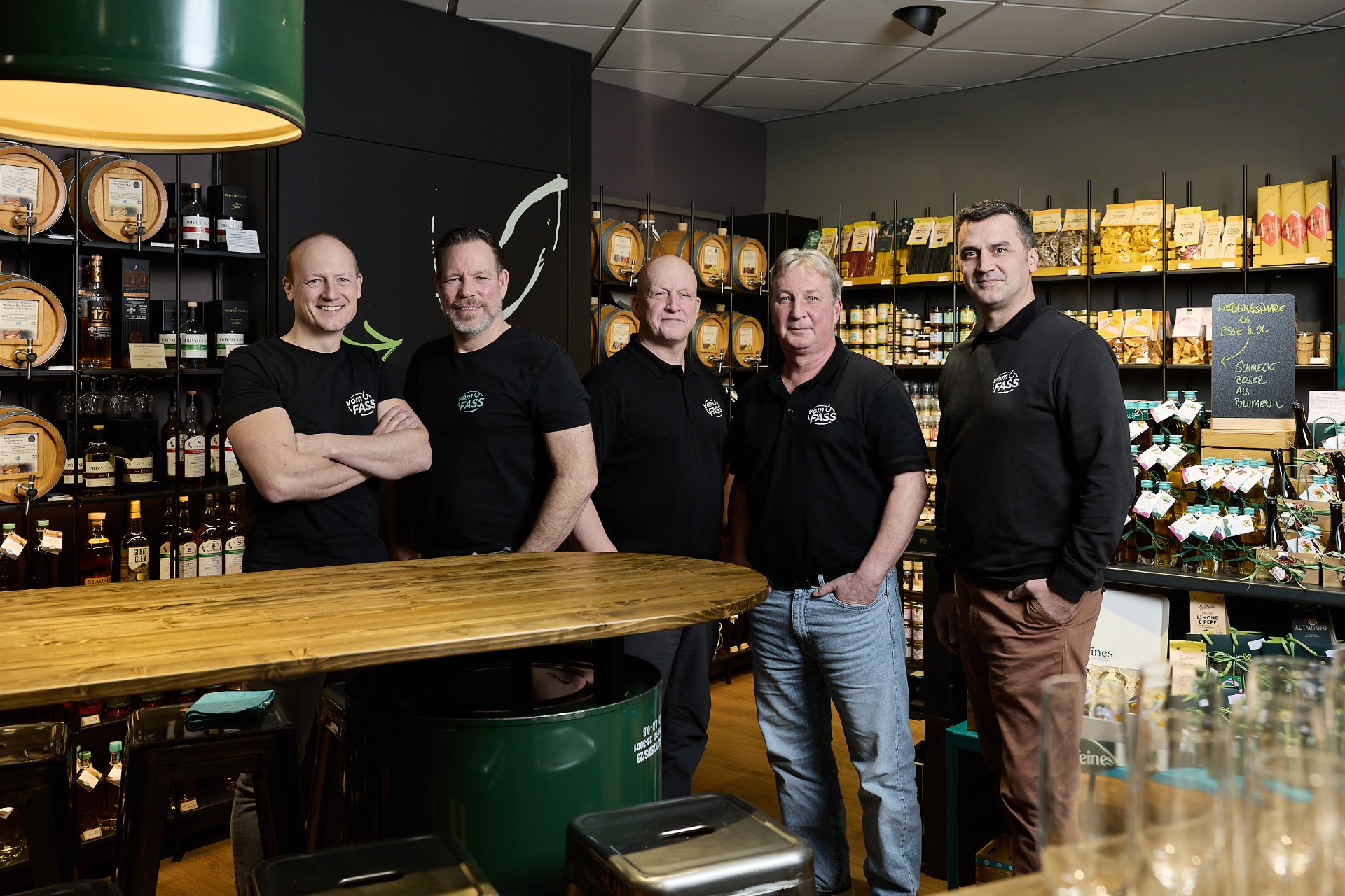 vomFASS Team im Laden